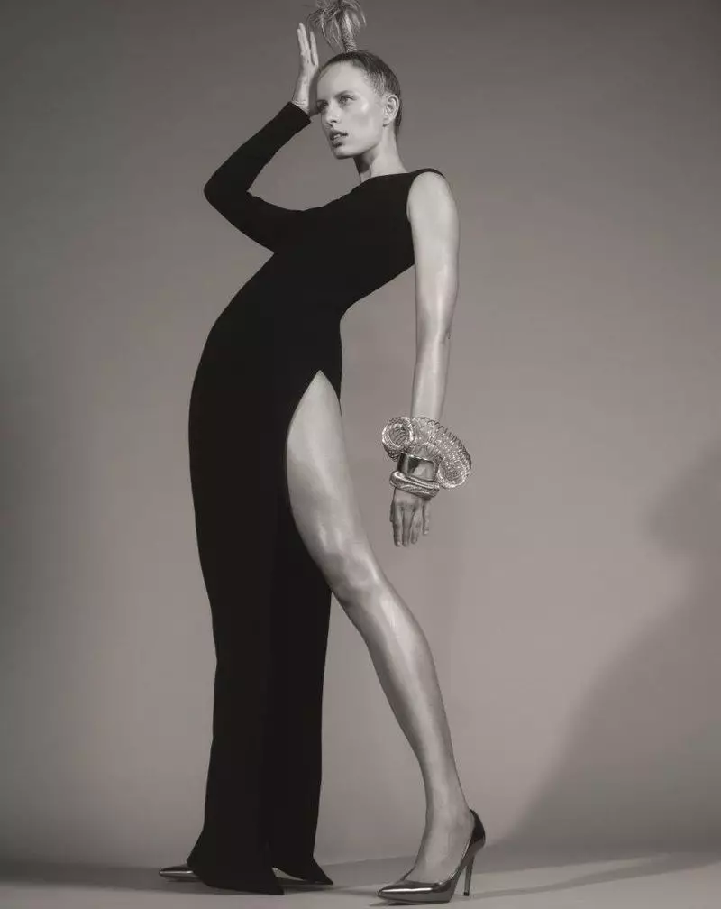 Karolina Kurkova porte une robe asymétrique noire de la collection printemps 2019 de Paule Ka