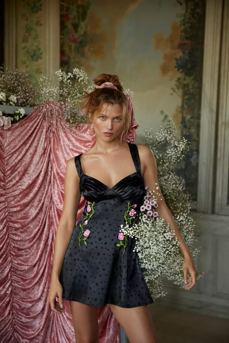 Model Hana Jirickova anomira muFleur slip dress kubva kuFor Love & Lemons x Victoria's Secret holiday 2020 collection.