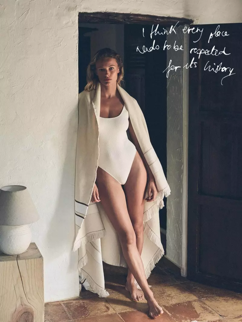 In posa a casa a Ibiza, Edita Vilkeviciute è la protagonista dell'editoriale di Zara Home Summer Bliss.