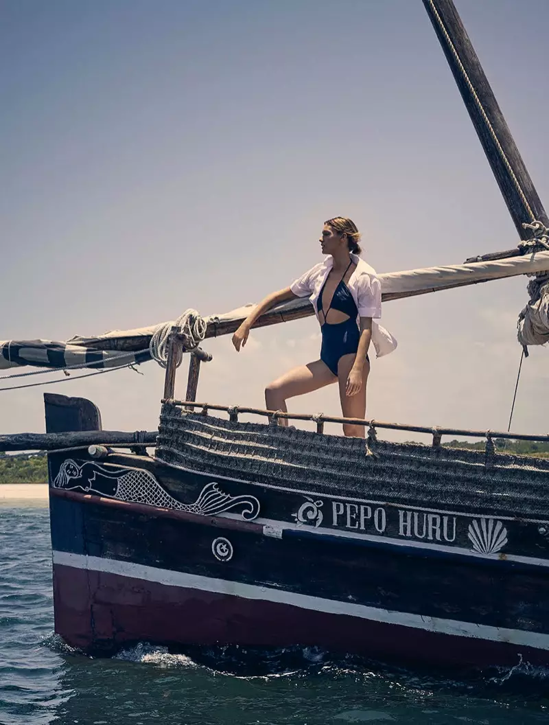 Maja Mayskar essaie des maillots de bain d'été pour Grazia Italie