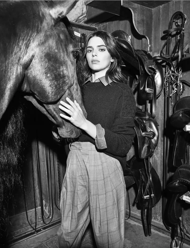 Kendall Jenner ສ້າງແບບຈໍາລອງແບບ Equestrian ໃນ ELLE France