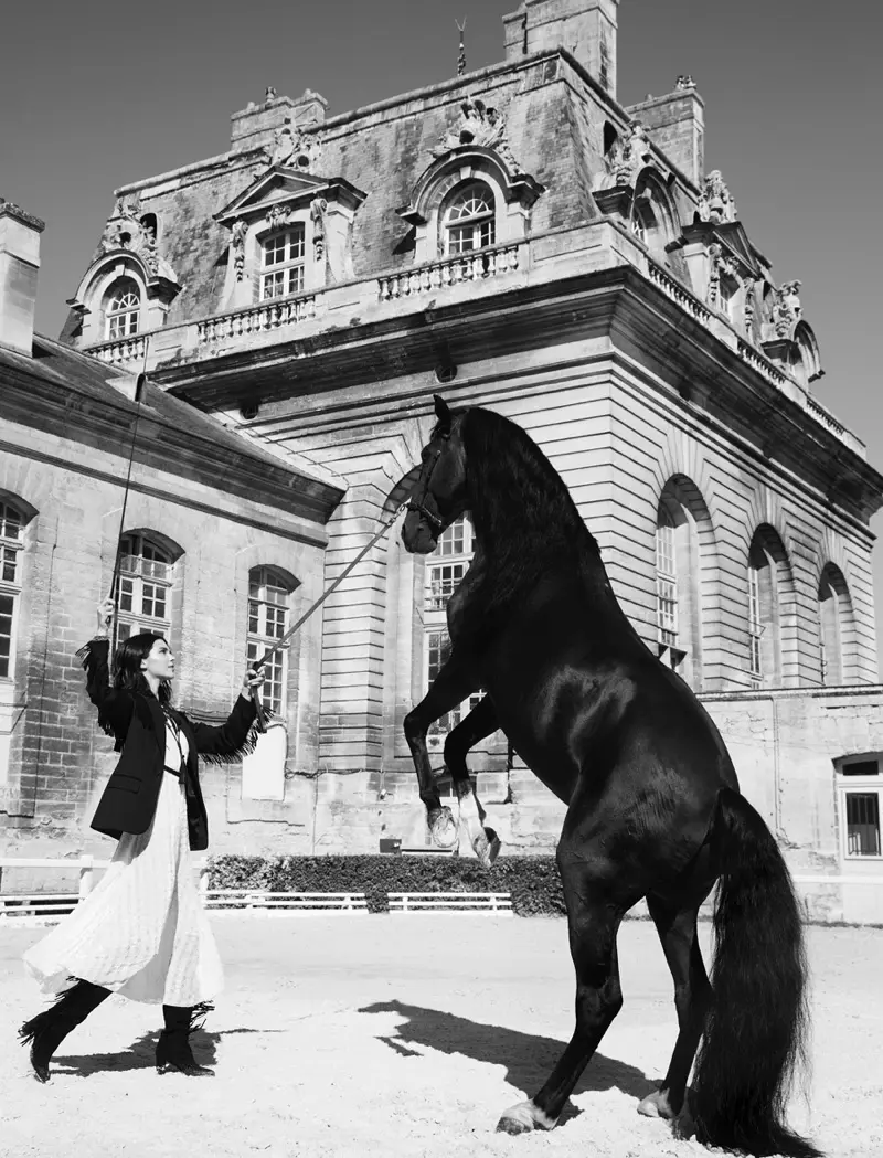 Kendall Jenner o Hlahisa Setaele sa Equestrian ho ELLE France