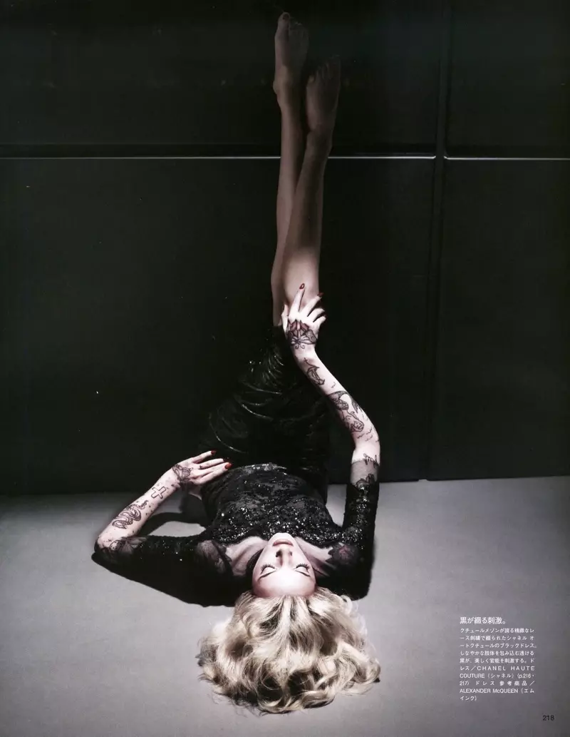 Daria Strokous là Tattoo Glam cho Vogue Japan Shoot của Sølve Sundsbø