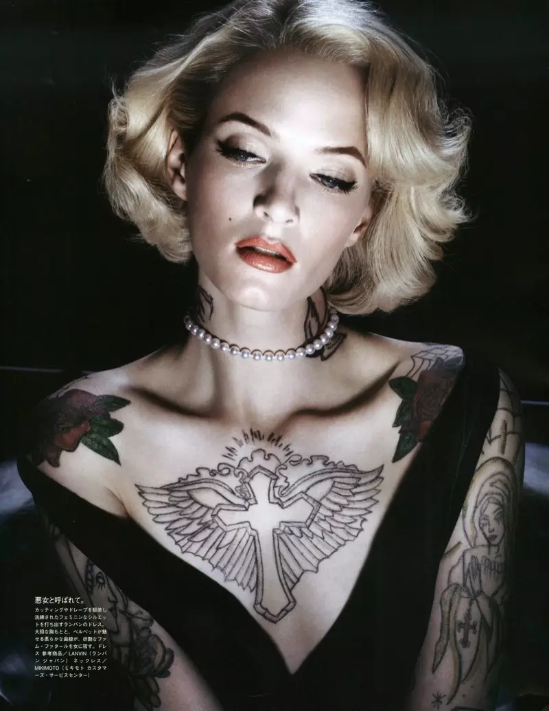 Daria Strokous គឺជា Tattoo Glam សម្រាប់ Vogue Japan Shoot ដោយ Sølve Sundsbø