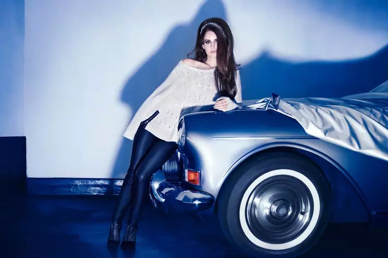 Lana del Rey Muaj Roj rau H&M's Winter 2012 Kev Sib Tw los ntawm Sølve Sundsbø