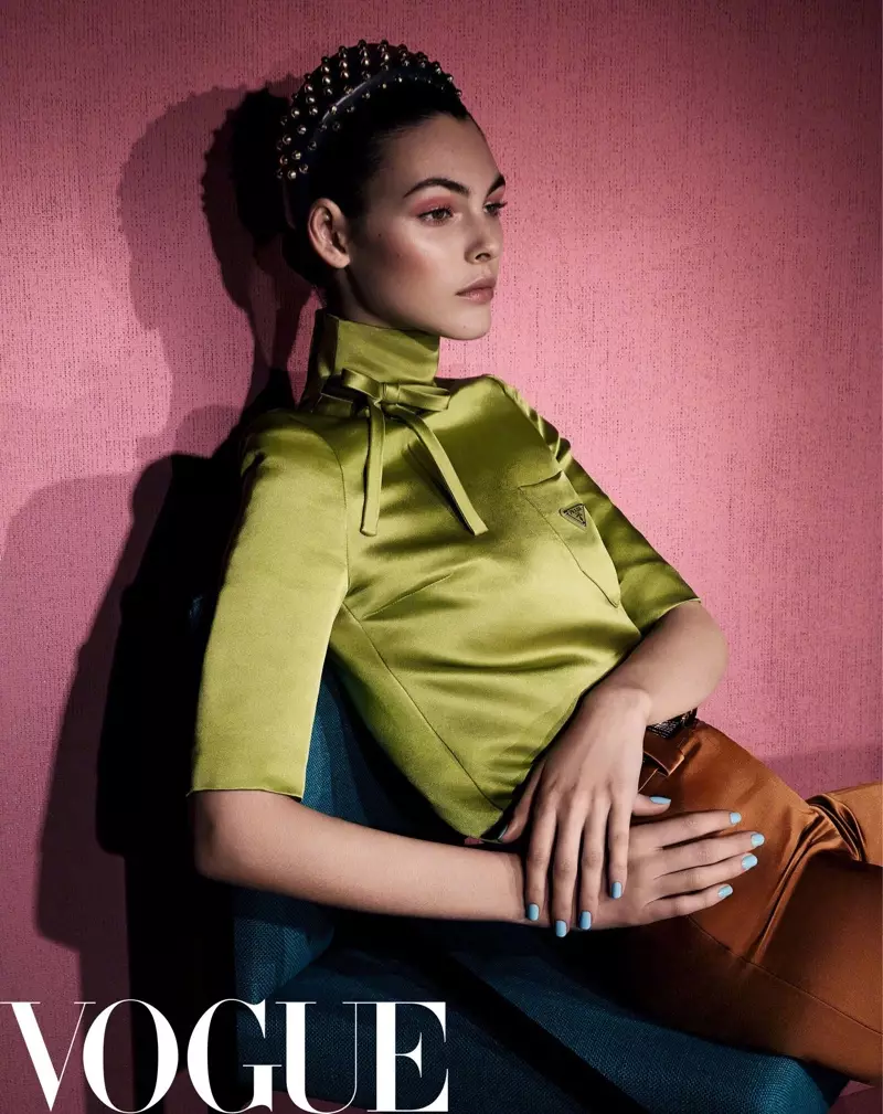 Mae Vittoria Ceretti yn Edrych yn Soffistigedig ar gyfer Vogue China