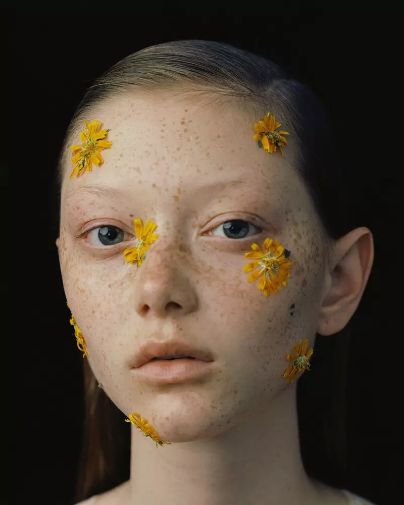 Sara Grace Wallerstedt Modeloj Simone Rocha Serĉas Revuon