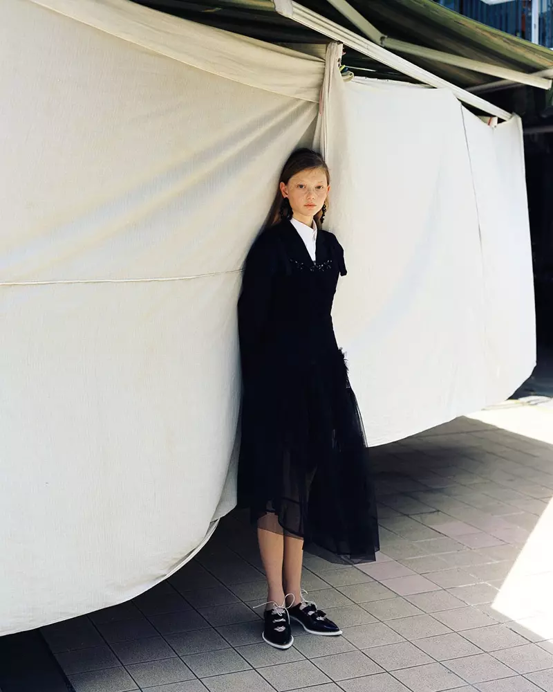 Sara Grace Wallerstedt 模特 Simone Rocha 尋找雜誌