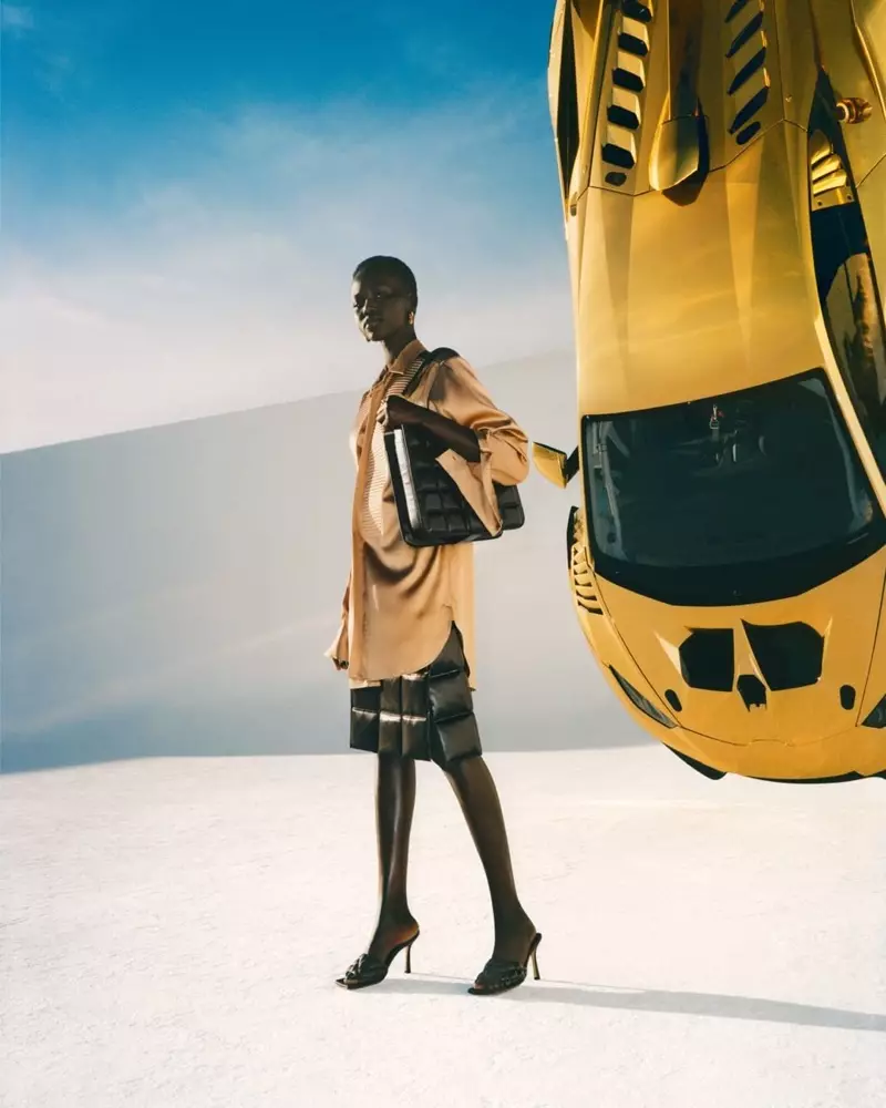 Adut Akech Stären an der Bottega Veneta Hierscht-Wanter 2019 Kampagne