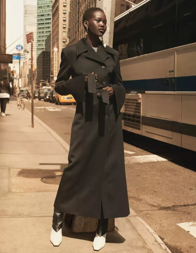 Adut Akech, H&M Studio sonbahar-kış 2019 kampanyası için kuşaklı paltoyla poz veriyor