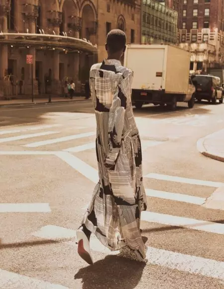 Adut Akech виходить на вулиці в осінній кампанії H&M Studio 2019