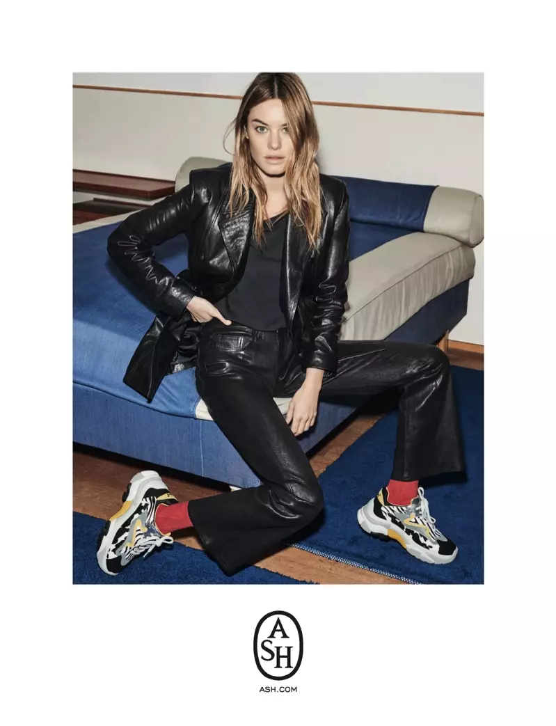 Camille Rowe viste chaqueta de cuero para la campaña ASH otoño-invierno 2018