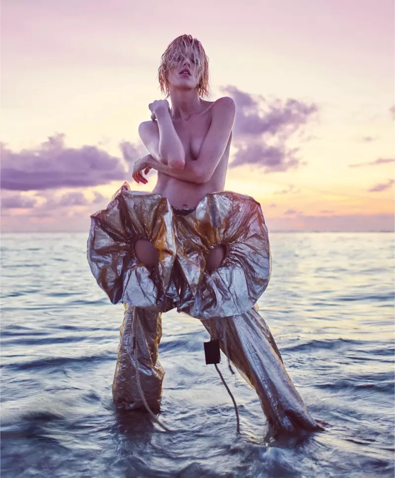 Anja Rubik poserer i Beachy Looks for PORTER Magazine