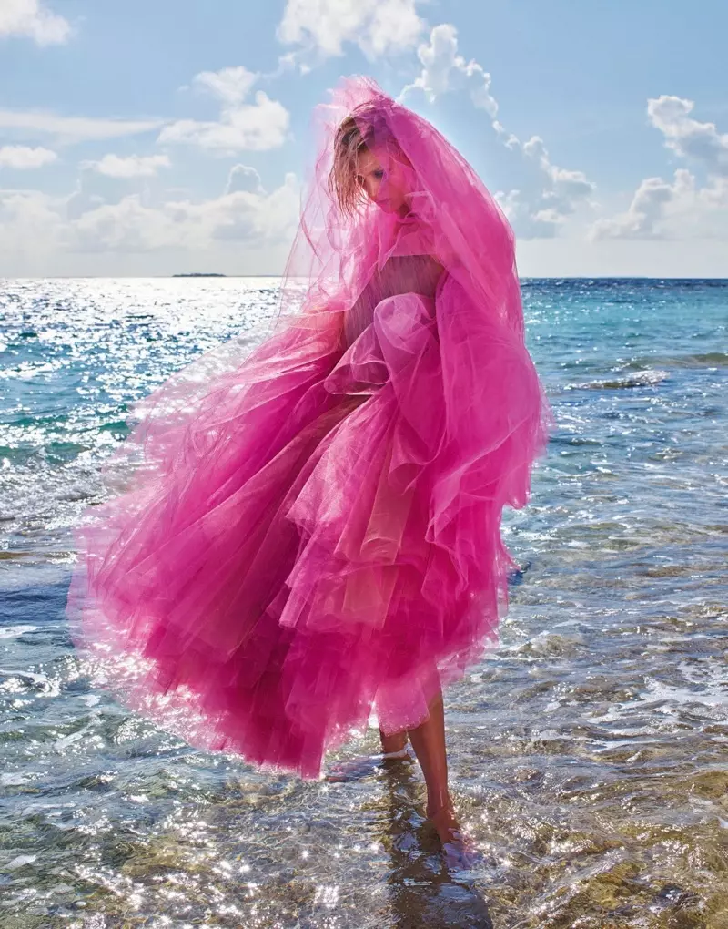 Anja Rubik Poses i Beachy Su'e le PORTER Magazine