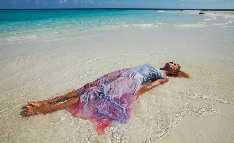 Anja Rubik poserer i Beachy Looks for PORTER Magazine