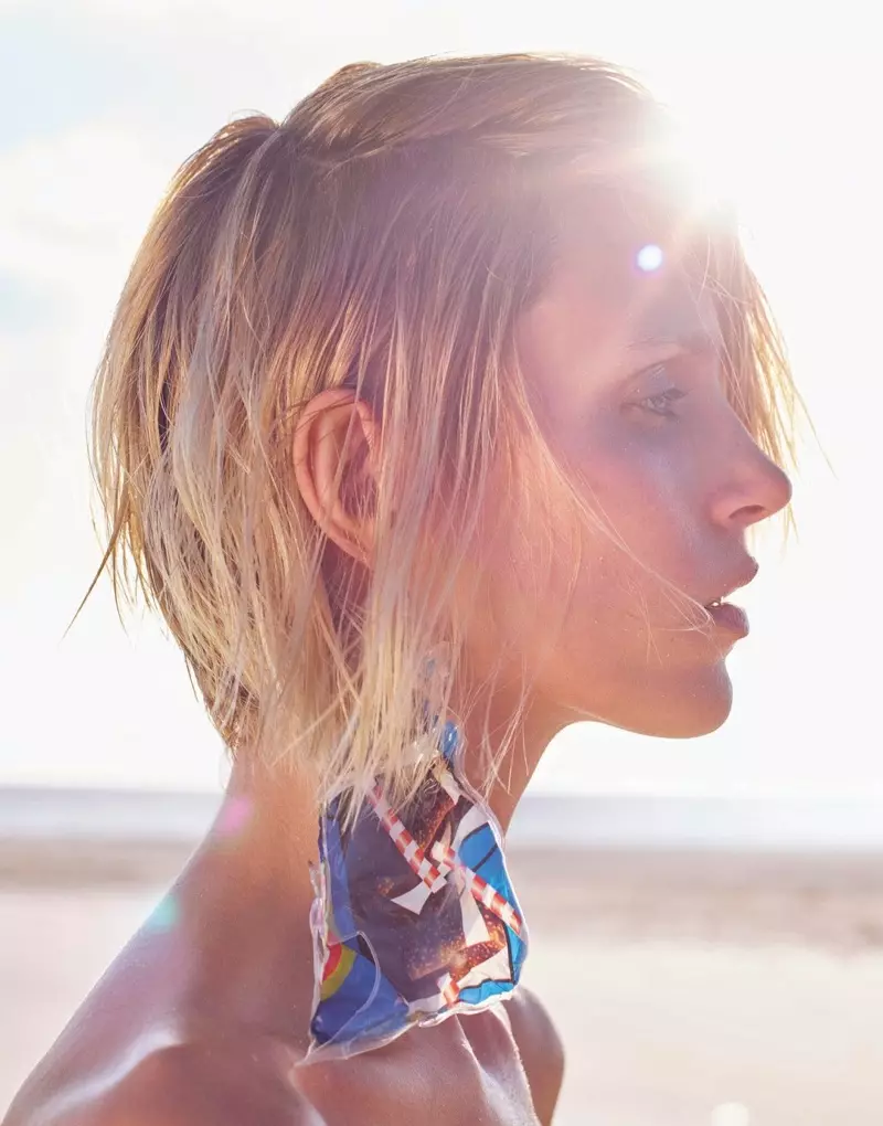 Anja Rubik waxay u taagan tahay Beachy Raadinta Majaladda PORTER