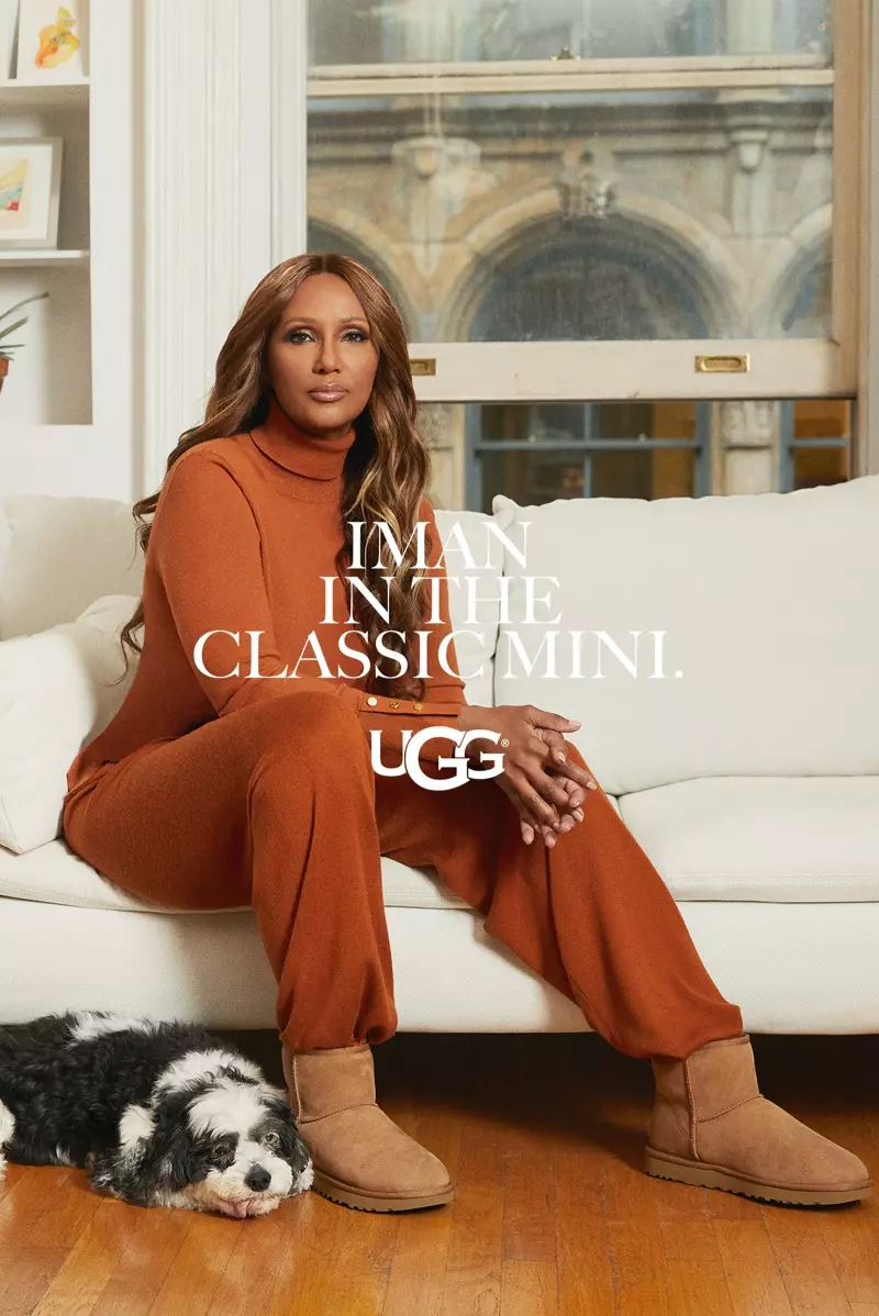 Le mannequin Iman porte des UGG Classic Mini pour la campagne printemps 2021 de la marque.