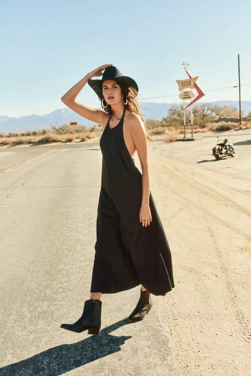 Vanessa Moody pose kanggo koleksi Free People Mei 2021. Foto: Graham Dunn