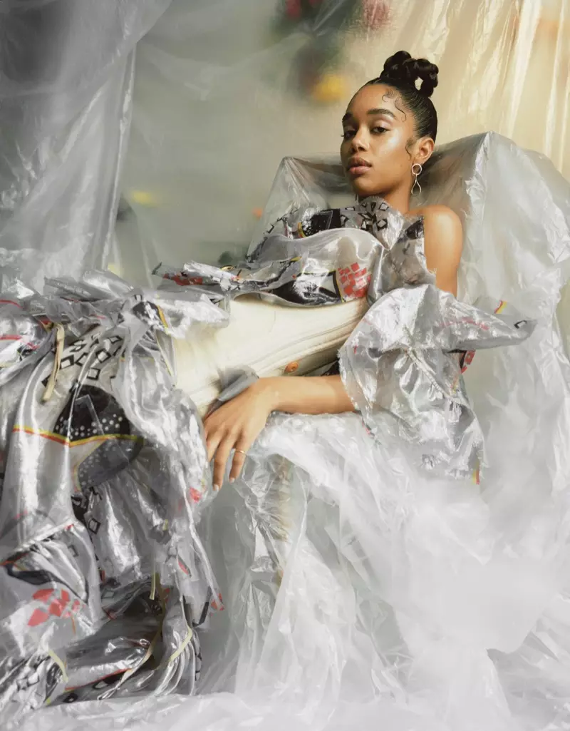 Omringd door plastic draagt Laura Harrier een modieus ontwerp. Foto: Mary Rozzi