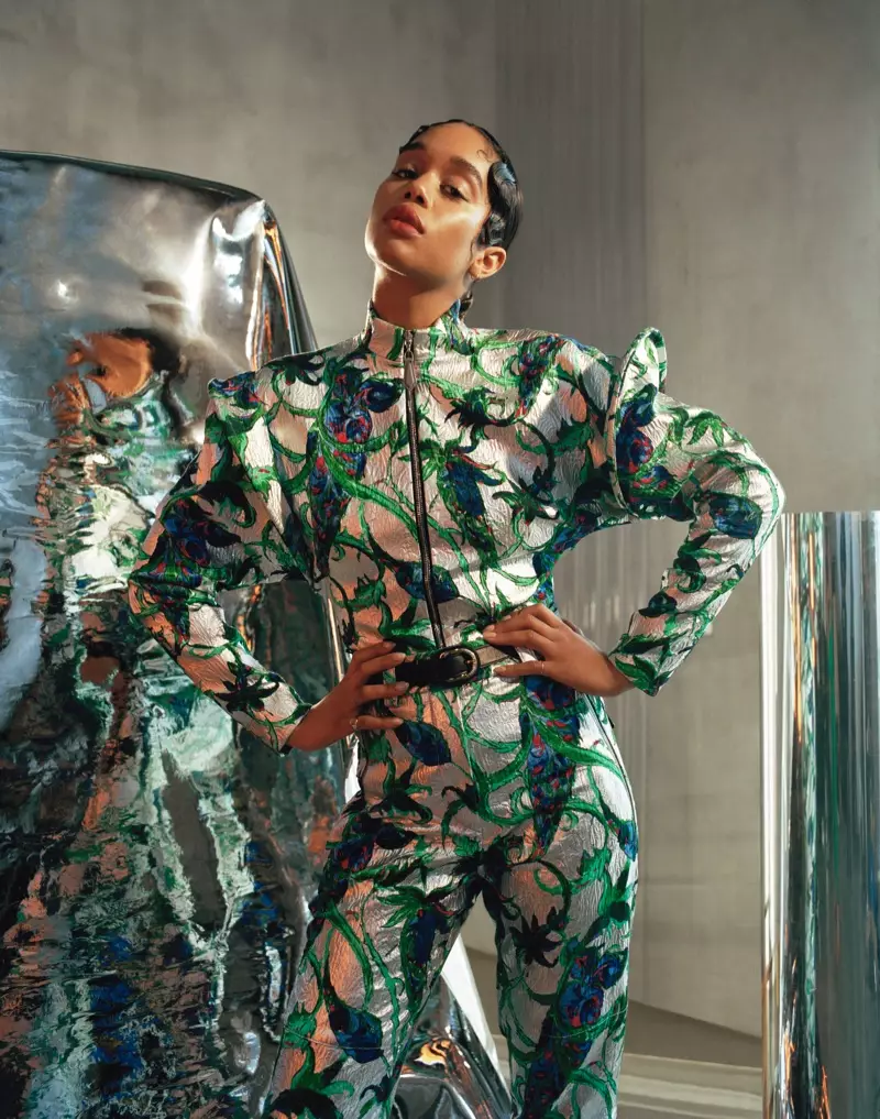 Laura Harrier heeft een opvallende pose en draagt een metalen Louis Vuitton-jumpsuit. Foto: Mary Rozzi