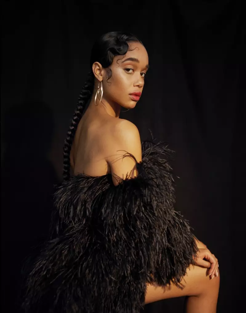 A actriz Laura Harrier posa cun deseño adornado con plumas. Foto: Mary Rozzi