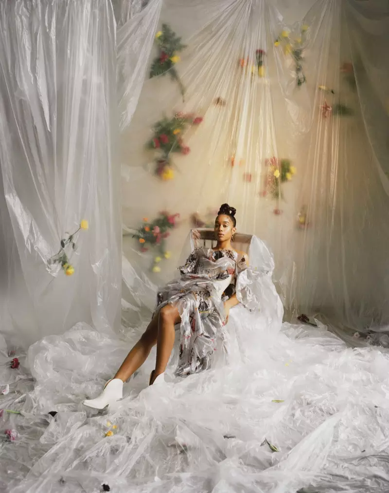 Actrice Laura Harrier poseert in een kamer vol bloemen. Foto: Mary Rozzi