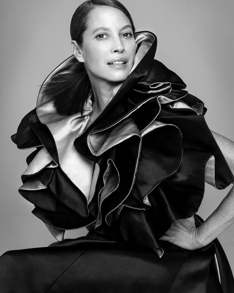 Christy Turlington ለELLE ህንድ የሚያምሩ ቅጦችን ለብሳለች።