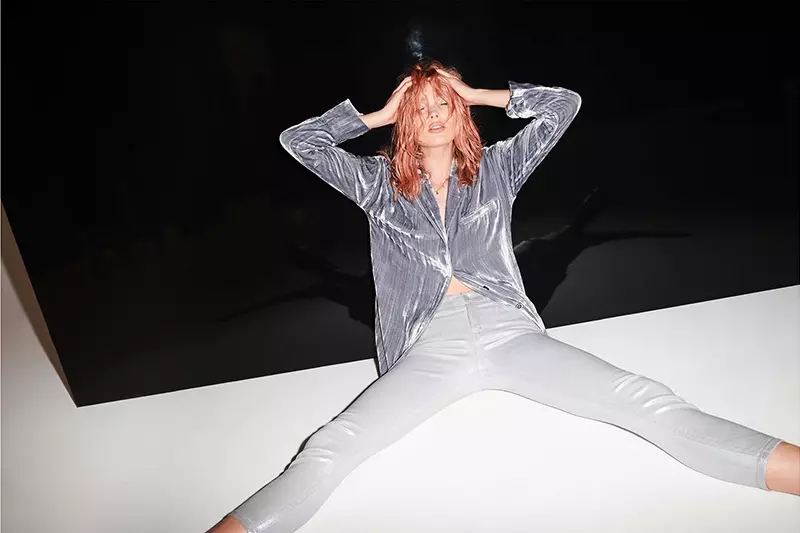 Elsa Hosk ma na sobie aksamitny top i obcisłe dżinsy w kampanii J Brand jesień-zima 2018