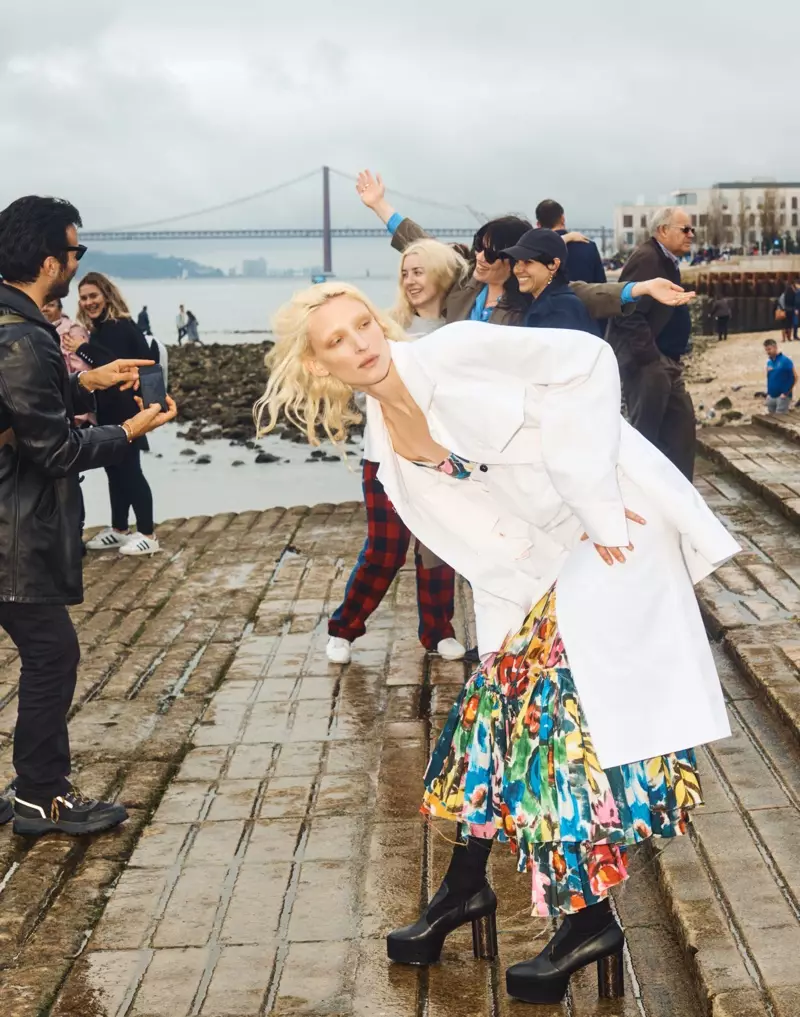 Maggie Maurer posa em estilo eclético para a Vogue Alemanha