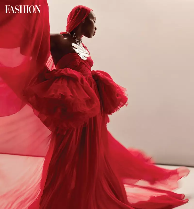 सिंथिया एरिव्हो जिआम्बॅटिस्टा वल्ली ड्रेस आणि स्टर्लिंग किंग नेकलेसमध्ये पोझ देते. फोटो: रॉयल गिल्बर्ट / फॅशन