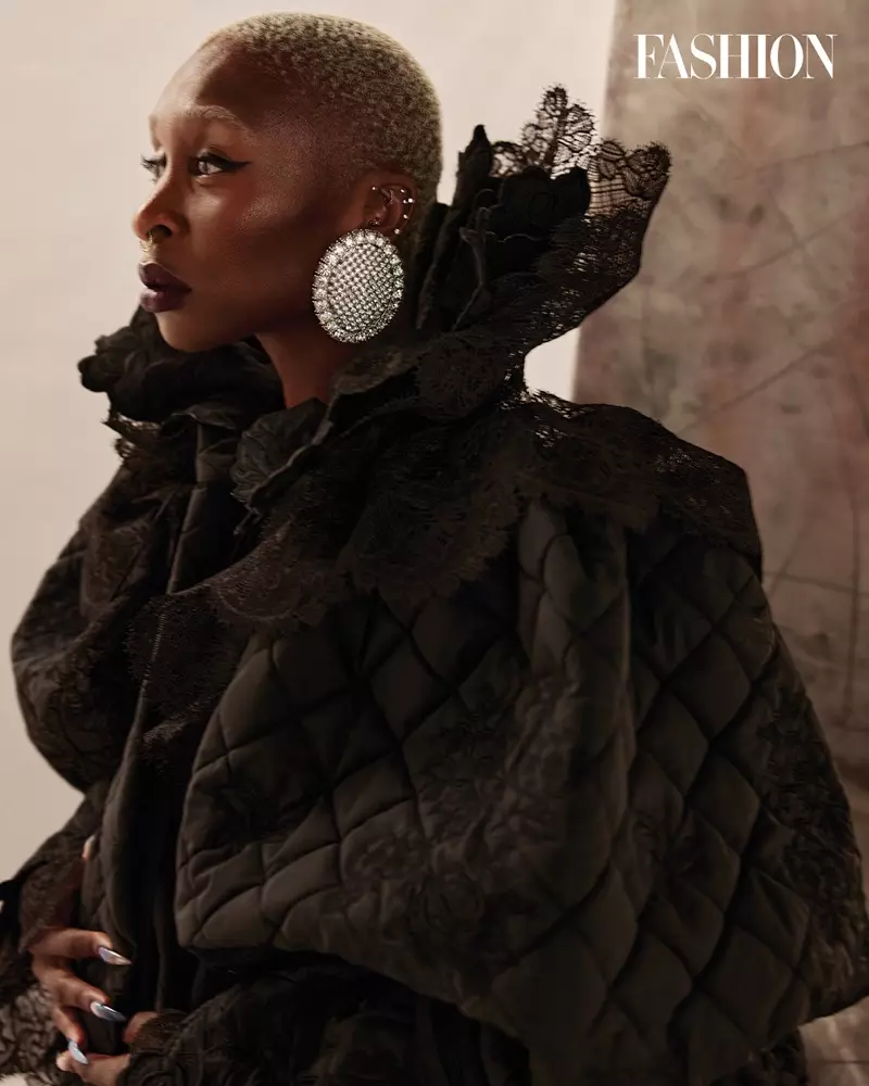 Cynthia Erivo pozuoja su Balenciaga paltu ir auskarais. Nuotrauka: Royal Gilbert / FASHION