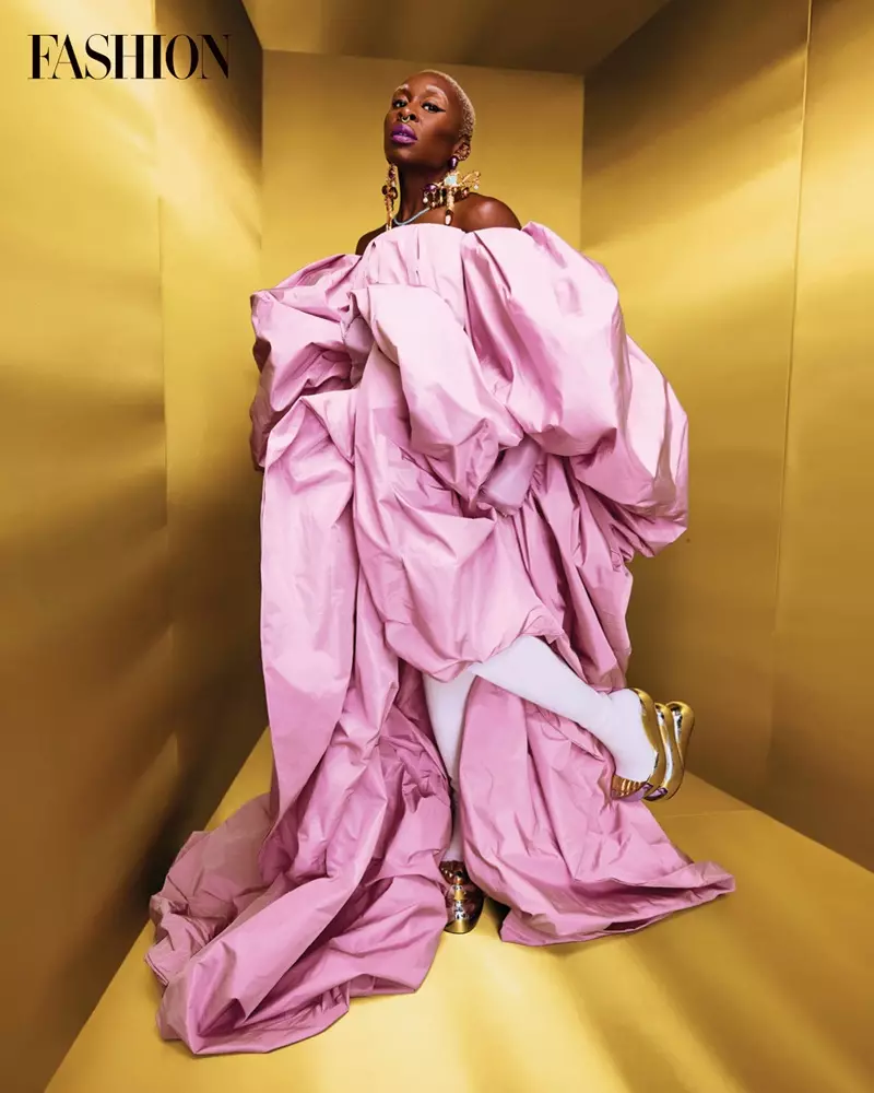 सिंथिया एरिवोने गुलाबी रंगाचा पोशाख घातलेला, शियापरेली लूक घातला. फोटो: रॉयल गिल्बर्ट / फॅशन