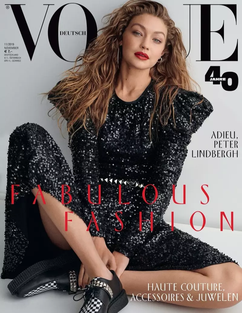 Gigi Hadid ឈរនៅរមណីយដ្ឋាន Michael Kors ស្វែងរក Vogue ប្រទេសអាល្លឺម៉ង់