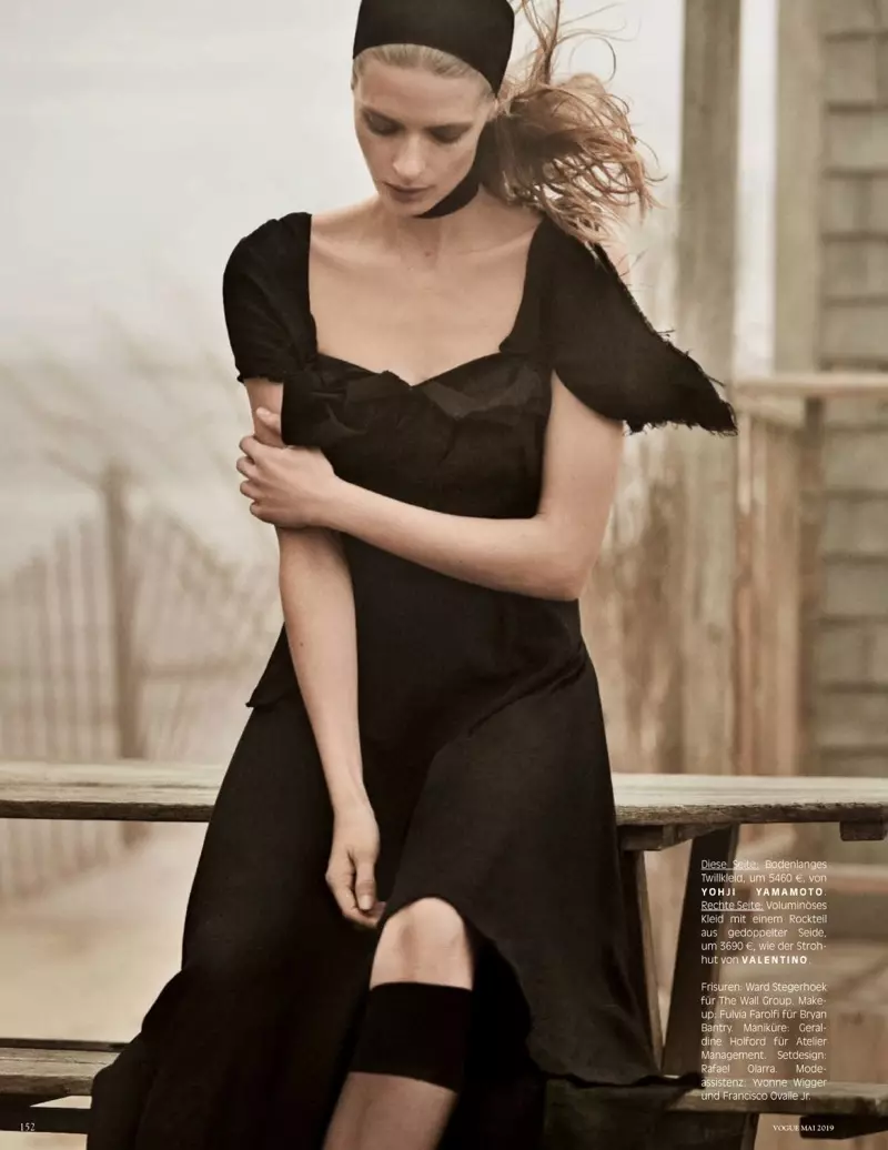 Julia Stegner modela estilos monocromos para Vogue Alemaña