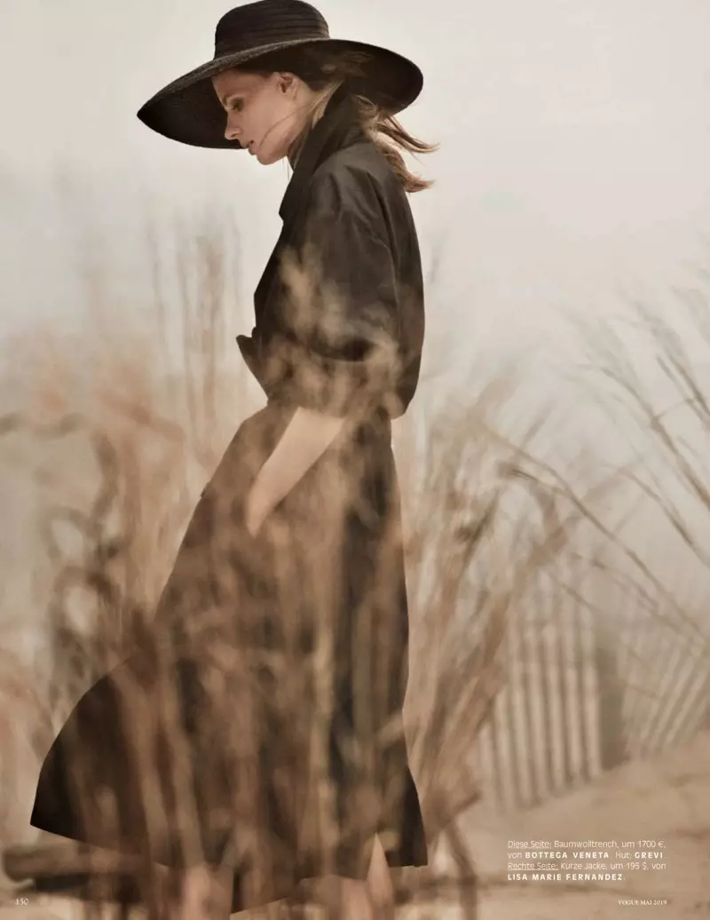 Julia Stegner modeluje monochromatické štýly pre nemecký Vogue