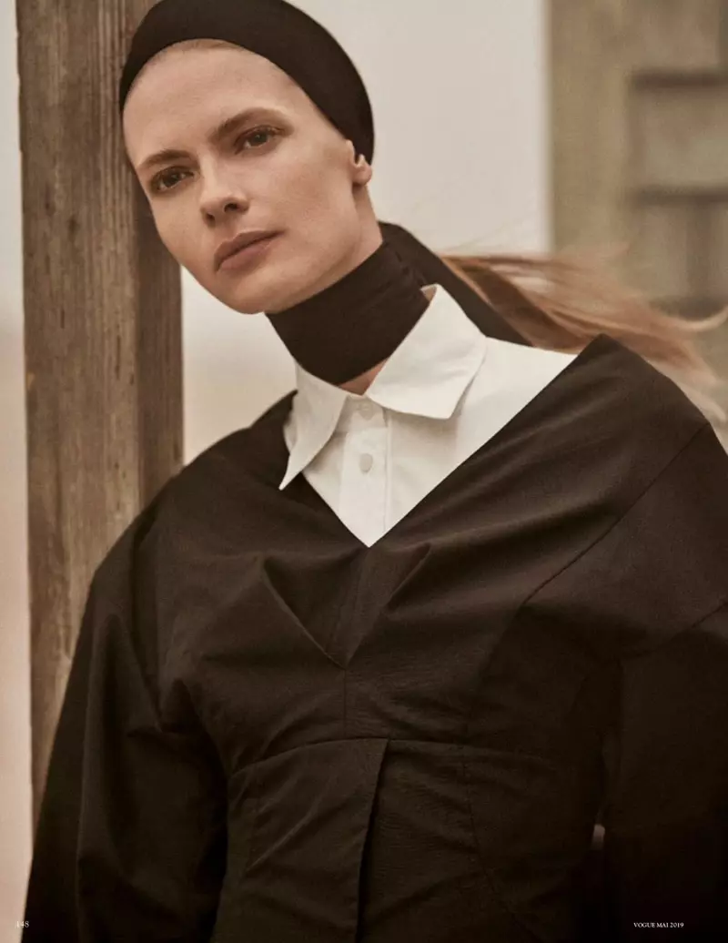 Julia Stegner modeluje monochromatické štýly pre nemecký Vogue