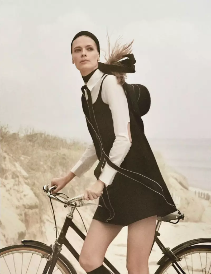 Джулия Стегнер снялась в монохромной одежде для Vogue Germany