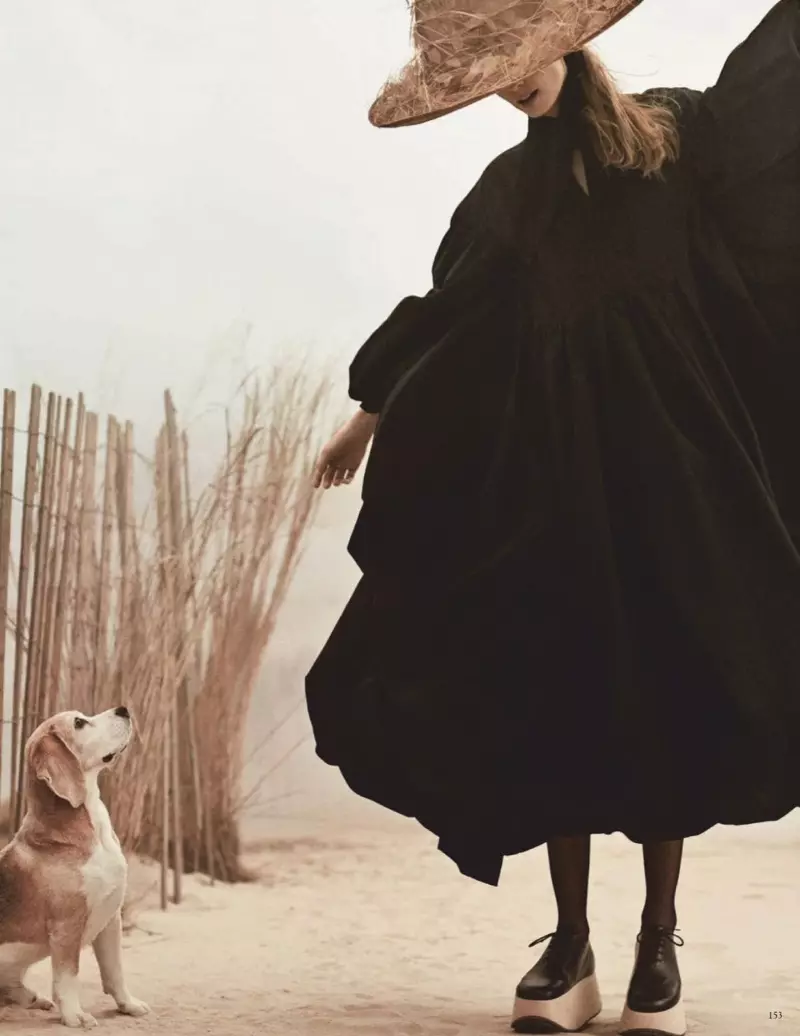 Julia Stegner modela estilos monocromos para Vogue Alemaña