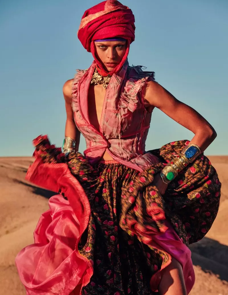 Birgit Kos Yifotoje muri Nomadic Fashions ya Vogue Ubudage