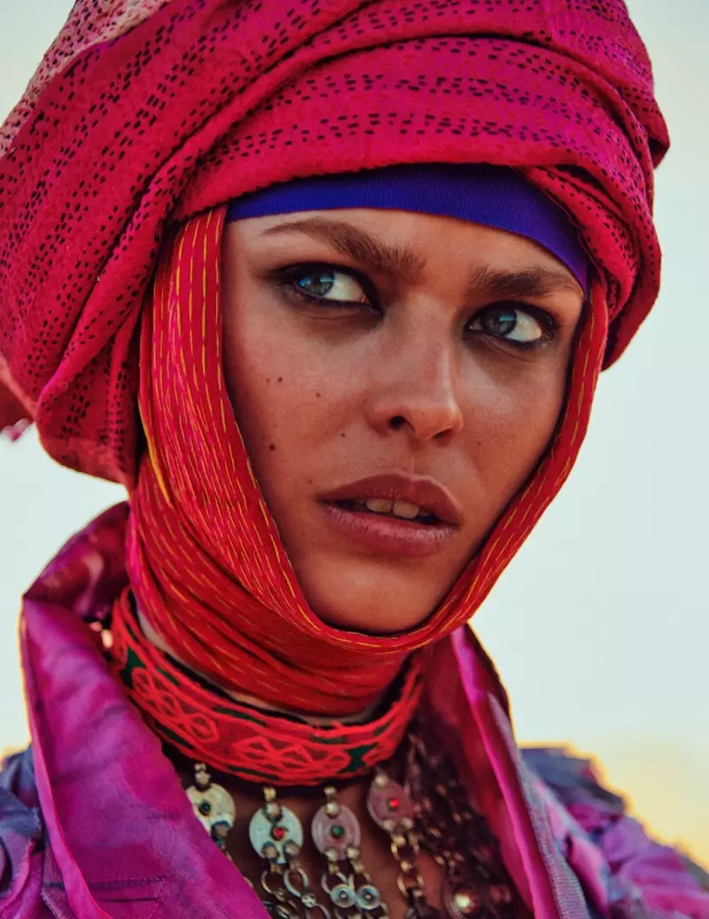 Birgit Kos poserer i Nomadic Fashions for Vogue Germany