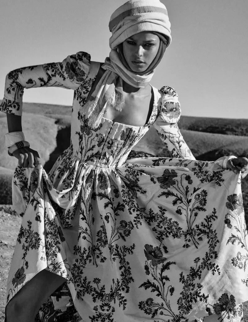 Birgit Kos Yifotoje muri Nomadic Fashions ya Vogue Ubudage