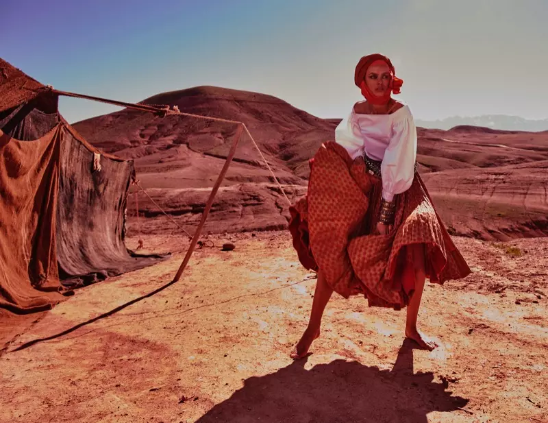 Birgit Kos duro ni Awọn aṣa Nomadic fun Vogue Germany