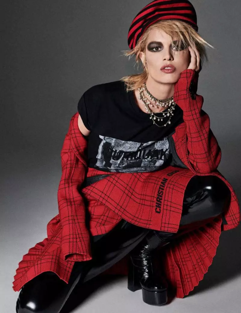 Anna Ewers Gba Awọn iwo Punk Glam ni Vogue Germany