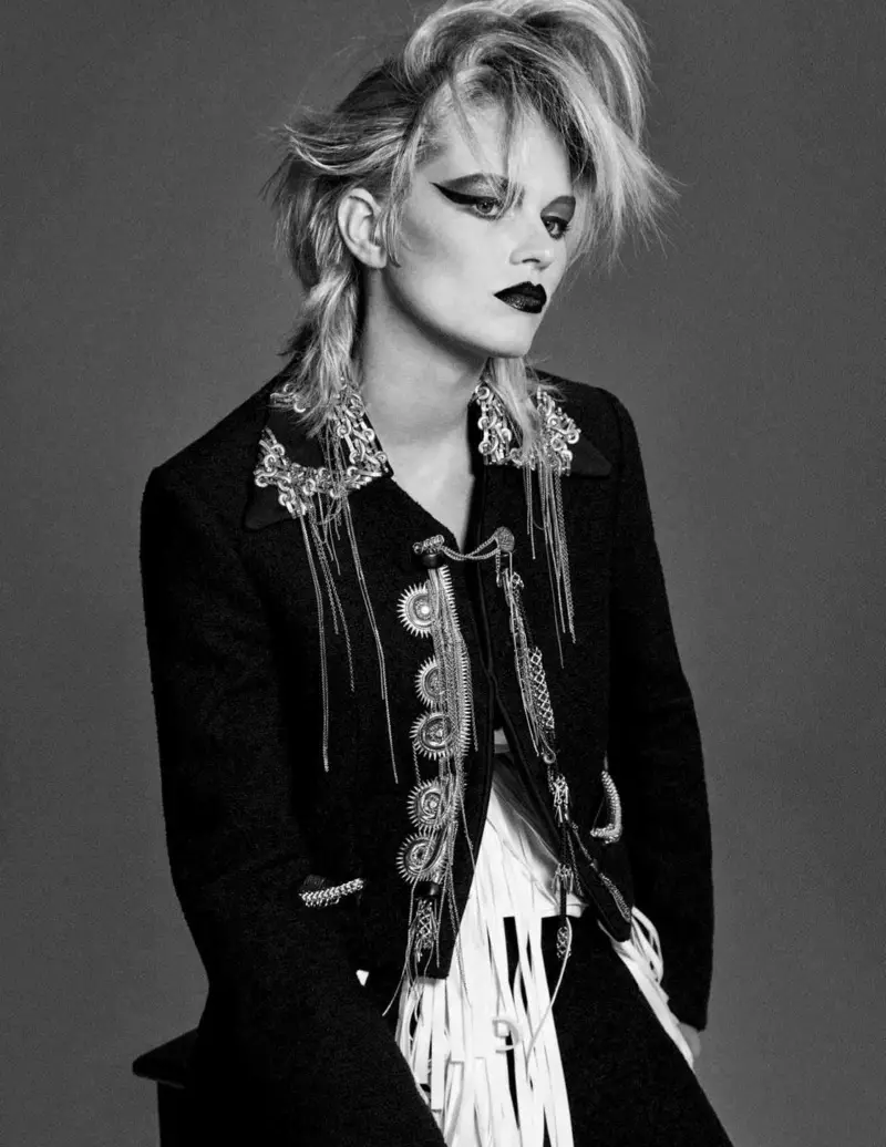 Anna Ewers neem Punk Glam Looks aan in Vogue Duitsland