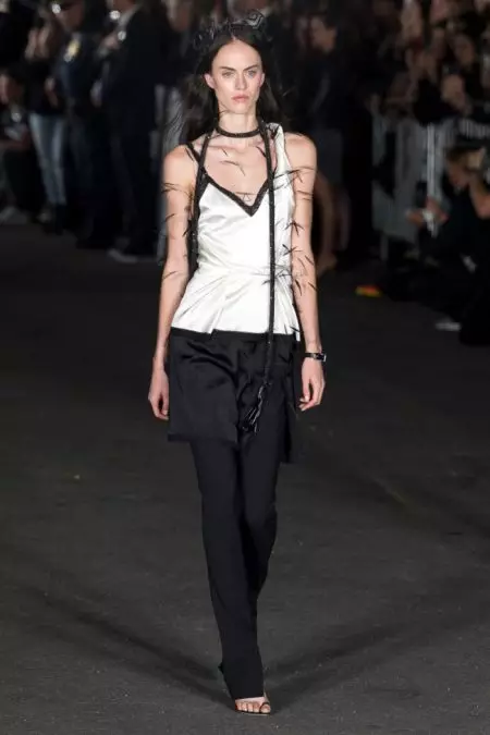 Alexander Wang ເອົາພັກໃນຄໍເລັກຊັນ Spring 2018