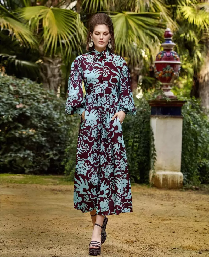 Catherine McNeil posa con estampados coloridos para Harper's Bazaar