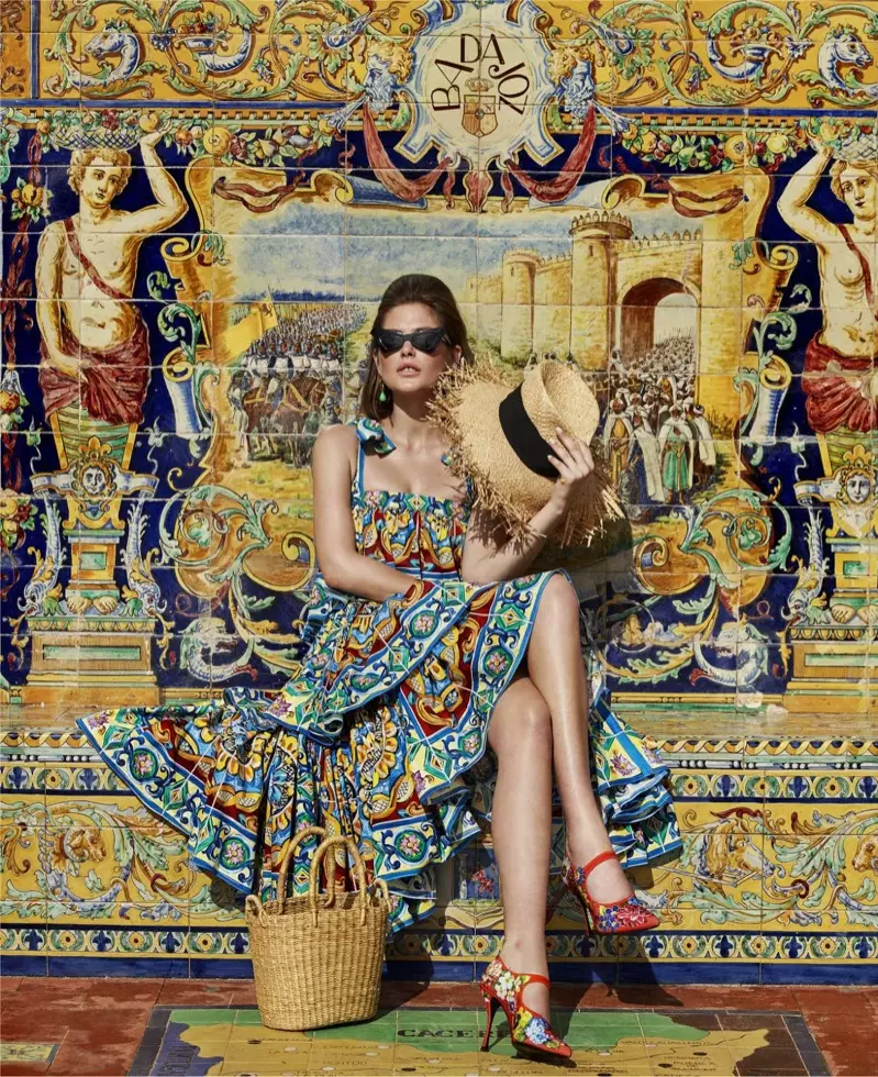 Nag-pose si Catherine McNeil sa Mga Makukulay na Print para sa Harper's Bazaar