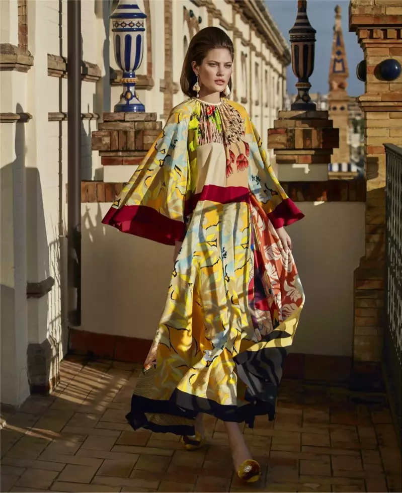 Catherine McNeil posa con estampados coloridos para Harper's Bazaar