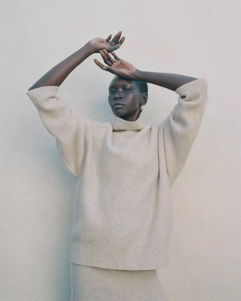 Alek Wek이 Zara의 2019 가을 겨울 스웨터 셀렉션에서 포즈를 취하고 있습니다.