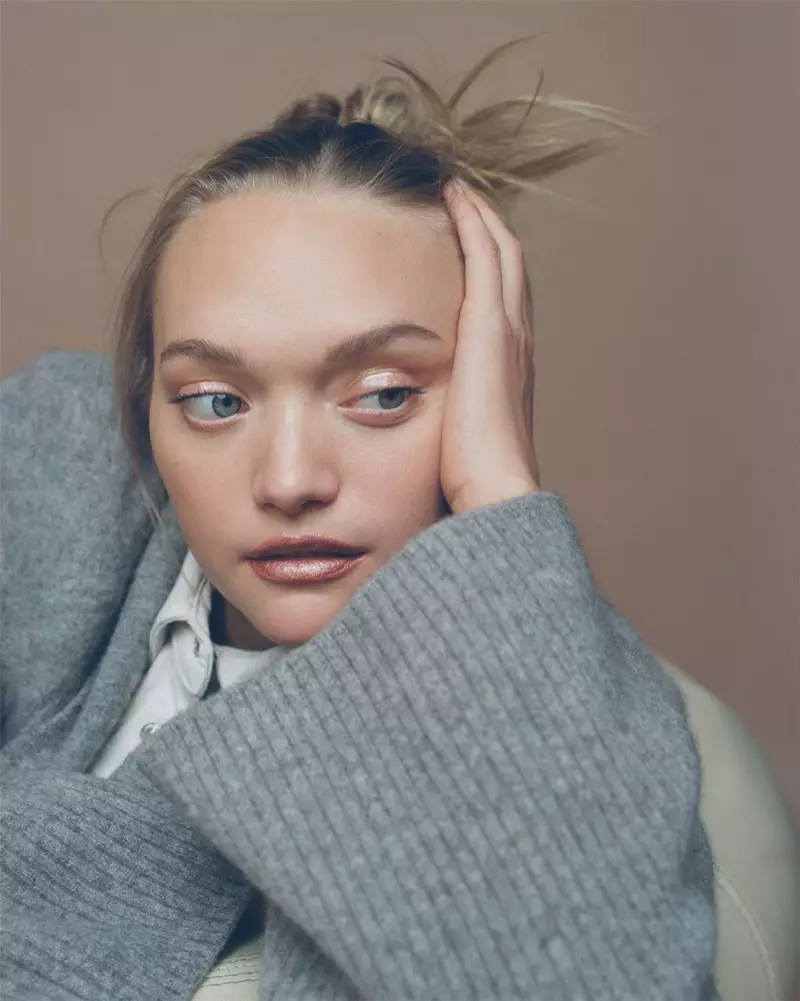 Μοντέλα Gemma Ward Zara Limited Edition μάλλινο και γιακ μπουφάν με τζιν πουκάμισο